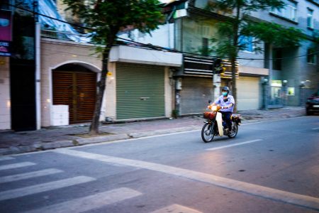 Rollerfahrer auf Hanois Straßen